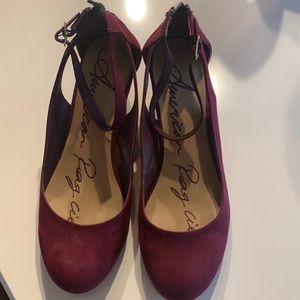 Burgundy womens shoes slight wore but still look and new feeling